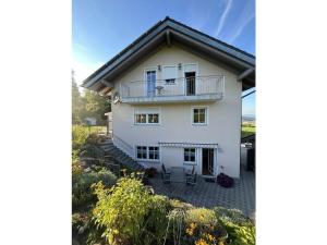 Bild eines weißen Hauses mit Balkon in der Unterkunft Seidl - Holiday Apartment in Laiflitz