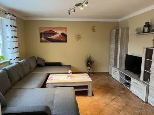 ein Wohnzimmer mit einer Couch und einem Couchtisch in der Unterkunft Seidl - Holiday Apartment in Laiflitz
