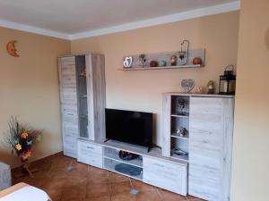 ein Wohnzimmer mit einem Entertainment-Center mit Flachbildfernseher in der Unterkunft Seidl - Holiday Apartment in Laiflitz + 20 Fotos