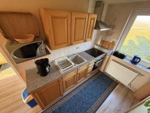 Kuchyň nebo kuchyňský kout v ubytování Holiday apartment with 2 bedrooms