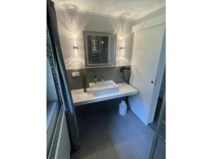 ein Badezimmer mit Waschbecken und Spiegel in der Unterkunft Holiday home in Buschvitz with barbecue in Buschvitz