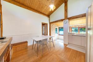 a kitchen and dining room with a table and chairs at Yangpyeong Evergrove in Yangpyeong