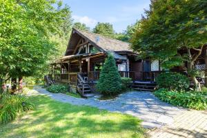 a log home with a pathway leading to it at Yangpyeong Evergrove in Yangpyeong