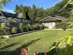 einen Hinterhof eines Hauses mit Rasen in der Unterkunft Dahlke with fireplace and sauna in Kleinweidelbach