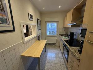 eine kleine Küche mit einem Holztisch darin in der Unterkunft Dahlke with fireplace and sauna in Kleinweidelbach