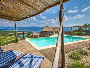 Bazén v ubytování Villa in VRBNIK with swimming pool nebo v jeho okolí