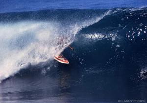 een persoon op een golf op een surfplank in de oceaan bij Mallki bungalows with pool in Vichayito