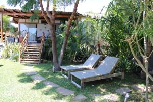 een patio met 2 stoelen en een huis bij Mallki bungalows with pool in Vichayito