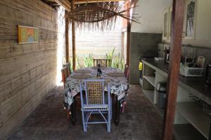 een keuken met een tafel en stoelen in een kamer bij Mallki bungalows with pool in Vichayito