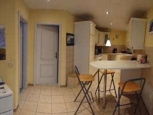 een keuken met een tafel en stoelen erin bij Holiday apartment with 2 bedrooms in Bergholz