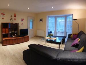 een woonkamer met een bank en een tafel bij Holiday apartment with 2 bedrooms in Bergholz