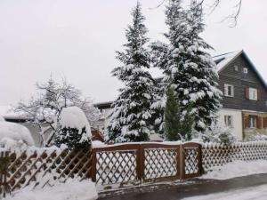 een hek bedekt met sneeuw voor een huis bij Holiday apartment with 2 bedrooms in Bergholz