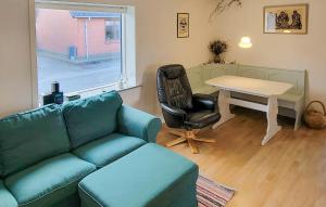 Khu vực ghế ngồi tại Lovely Home In Karby With Wifi