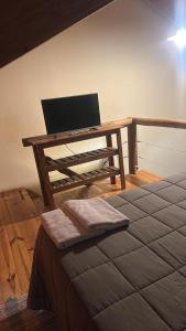 einen Schreibtisch mit einem Laptop auf dem Bett in der Unterkunft Posada Vientos de Belgrano in Villa General Belgrano + 27 Fotos
