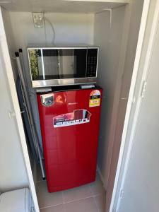 eine Mikrowelle auf einem roten Kühlschrank in der Unterkunft Canberra Hospital Blue Daisy- Sleep & Go in Phillip + 17 Fotos