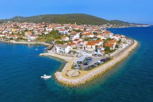 une vue aérienne d'une petite île dans l'eau dans l'établissement Apartments by the sea Kali, Ugljan - 13147, à Kali