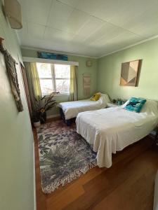 Giường trong phòng chung tại The Cactus House