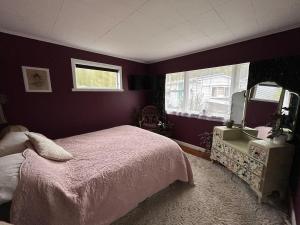 Giường trong phòng chung tại The Cactus House