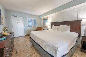 Postel nebo postele na pokoji v ubytování Amazing Honeymoon Direct Oceanfront Suite w Pools + 44 fotografií