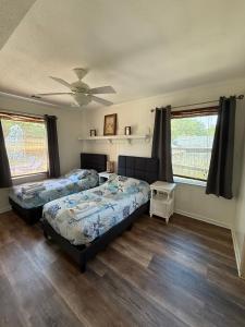 een slaapkamer met twee bedden en een plafondventilator bij Beach Happy 4bedrooms-3bath steps to beach in Virginia Beach