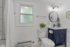 Phòng tắm tại 7-Guest American House Dwtn WB Steps to Beach The American House +7 ảnh