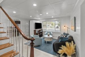 TV/trung tâm giải trí tại 7-Guest American House Dwtn WB Steps to Beach The American House