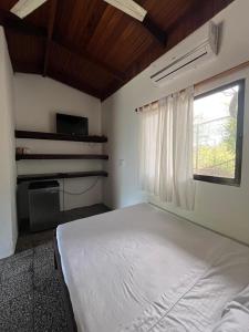 Postel nebo postele na pokoji v ubytování Her Waves & Wi-Fi Boutique Hotel + 12 fotografií