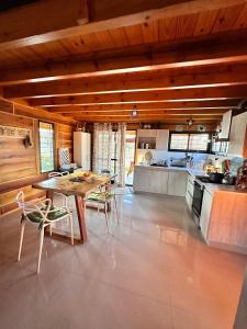 a kitchen with a table and chairs in a room at Cabaña para 6 personas en Calamuchita - Córdoba - "La Concepción" in Embalse Rio Tercero