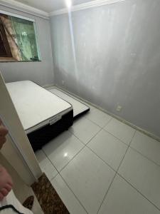 ein kleines Schlafzimmer mit einer Matratze auf dem Boden in der Unterkunft Casa da lagoa in São Pedro da Aldeia