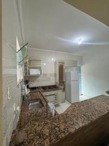 eine Küche mit Spüle und Kühlschrank in der Unterkunft Casa da lagoa in São Pedro da Aldeia