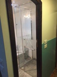 une porte de douche en verre dans une pièce avec salle de bain dans l'établissement Dongolah Boat Abu Simbel, à Tunqālah