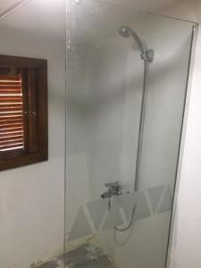 une douche avec une porte en verre dans une salle de bain dans l'établissement Dongolah Boat Abu Simbel, à Tunqālah