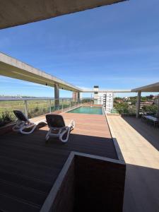 two chairs sitting on the roof of a building at Bello departamento en Encarnación de 2 Habitaciones con Parking! in Encarnación