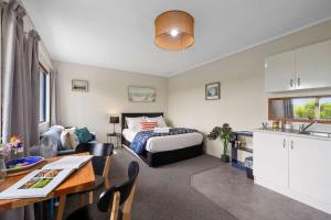 Giường trong phòng chung tại Butlers Studio One