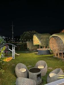 LuksuhinD LUXE Garden Resort的夜色中田野里的一组藤椅 更多2张照片