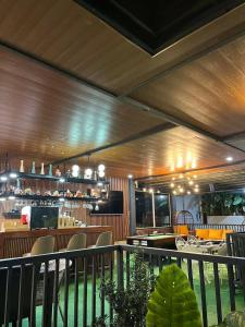 LuksuhinD LUXE Garden Resort的带吧台、椅子和柜台的餐厅