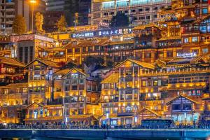 une ville illuminée la nuit avec des bâtiments dans l'établissement Neyar Tranquil Light and Shadow Aesthetics Hotel, Chongqing, à Chongqing