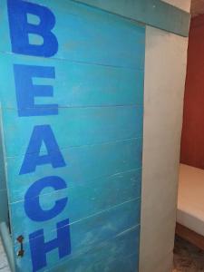 een blauw bord met de tekst 'wees een gas' bij Sayu Life in Sayulita