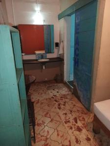 een vuile badkamer met een wastafel en een aanrecht bij Sayu Life in Sayulita