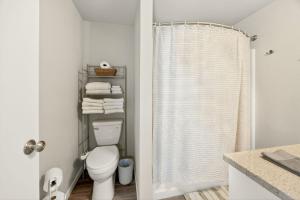 Phòng tắm tại Clearview Comfort- 3BR near Airport!