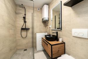 Et badeværelse på Holiday house with a parking space Nin, Zadar - 25006