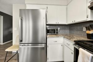 Nhà bếp/bếp nhỏ tại Clearview Comfort- 3BR near Airport!
