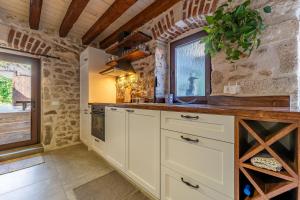 Køkken eller tekøkken på Holiday house with a parking space Nin, Zadar - 25006