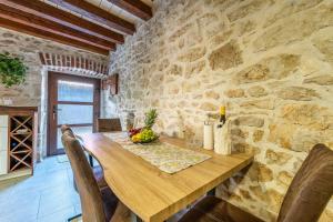 Billede fra billedgalleriet på Holiday house with a parking space Nin, Zadar - 25006 i Nin + 9 billeder