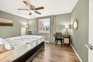 Giường trong phòng chung tại Clearview Comfort- 3BR near Airport!