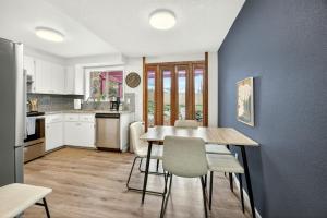 Nhà bếp/bếp nhỏ tại Clearview Comfort- 3BR near Airport! +9 ảnh