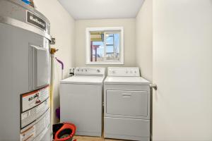 Nhà bếp/bếp nhỏ tại Clearview Comfort- 3BR near Airport!