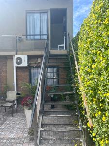 een trap die naar een huis met een haag leidt bij Monoambiente Noah 2 in Ezeiza +14 foto's