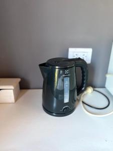 een zwarte koffiepot op een aanrecht bij Monoambiente Noah 2 in Ezeiza
