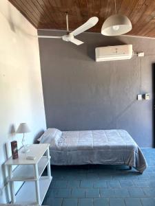 een slaapkamer met een bed en een plafondventilator bij Monoambiente Noah 2 in Ezeiza